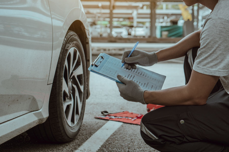 mechanic-holding-the-clipboard-to-check-car